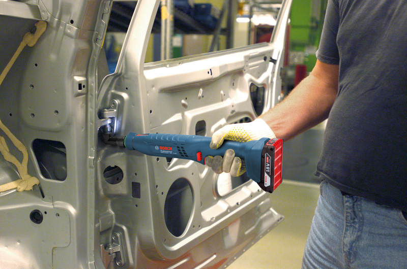 Anwendungsbild, Autotür, Karosserieteil, Drehwerkzeug, Arbeits-Handschuh, Werkstatt-Szene