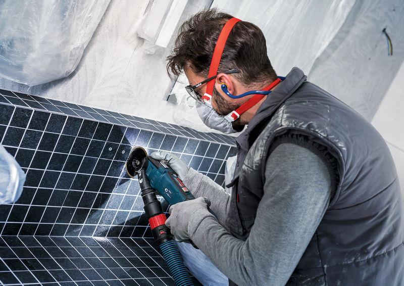 Anwendungsbild, Solarmodul, Bohr-/Schleifwerkzeug, Schleifer, Arbeiter, Atemschutzmaske