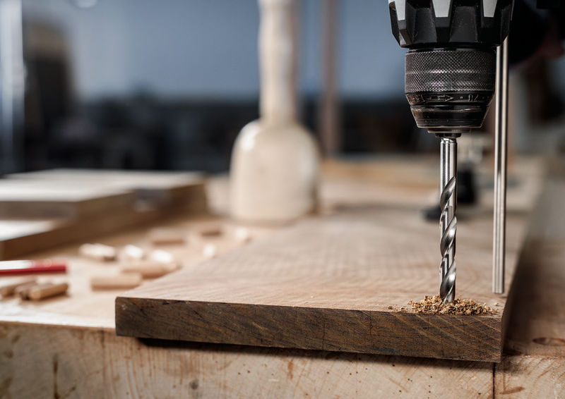 Detailbild, Bohrmaschine, Schlagbohrer, Holzarbeit, Holzplatte, Holzspäne