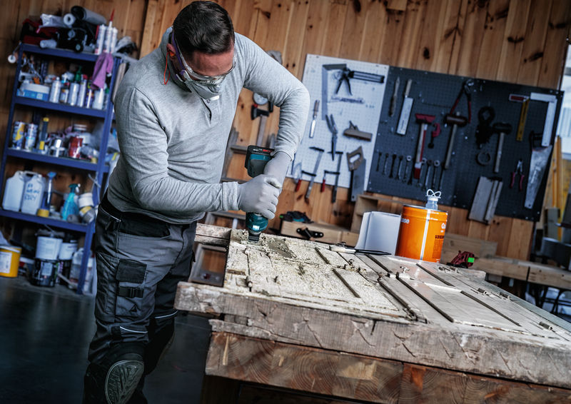 Anwendungsbild, Schreiner, Arbeitsbank, Bohrmaschine, Holzplatten, Werkstatt