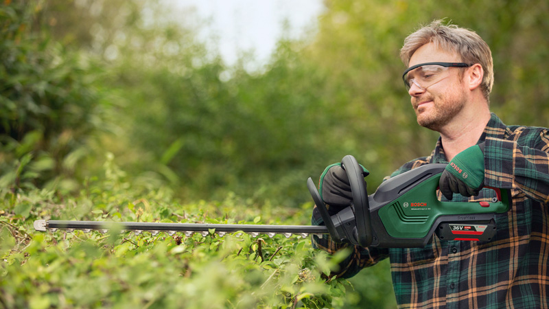 Bosch Akku-Regenwasserpumpen GardenPump 18V-2000: Akku 18V 2.5Ah, Ladegerät AL 1810 CV