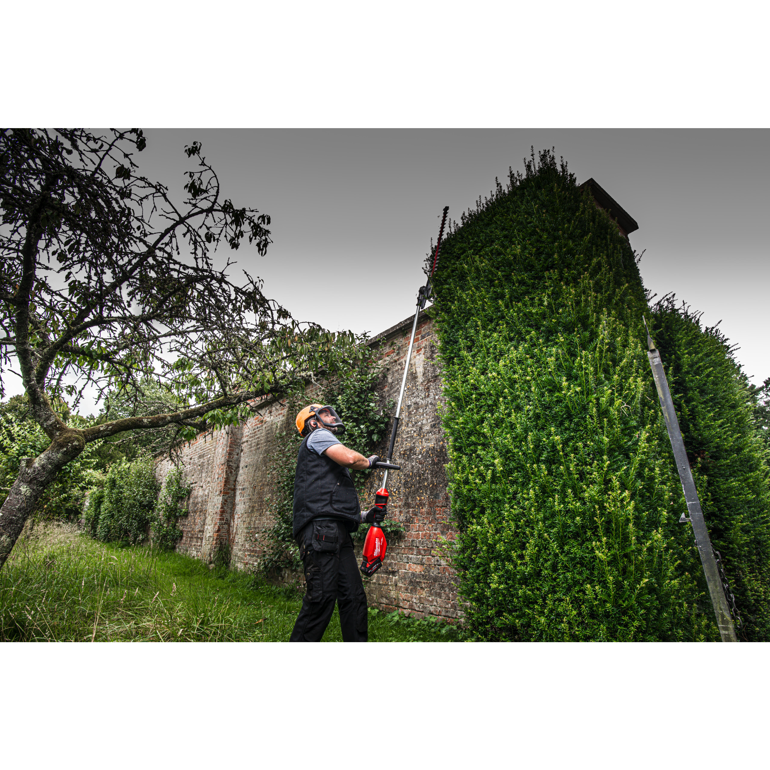 Milwaukee Akku-Stabheckenschere M18 FUEL 267 cm M18FHETE27-0