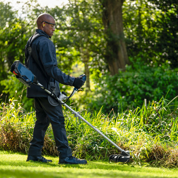 Anwendungsbild, Gartenpflege, Rasenmäher, Bodenbürste, Trimmer, Akku-Mäher