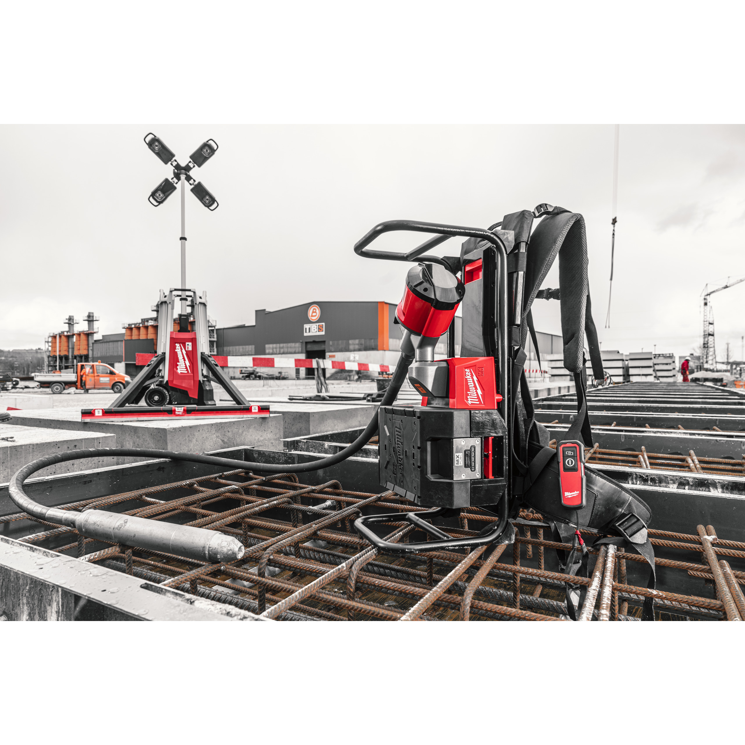 Milwaukee Akku-Betonverdichter MX FUEL Rucksack-Betonverdichter MXFCVBP-602