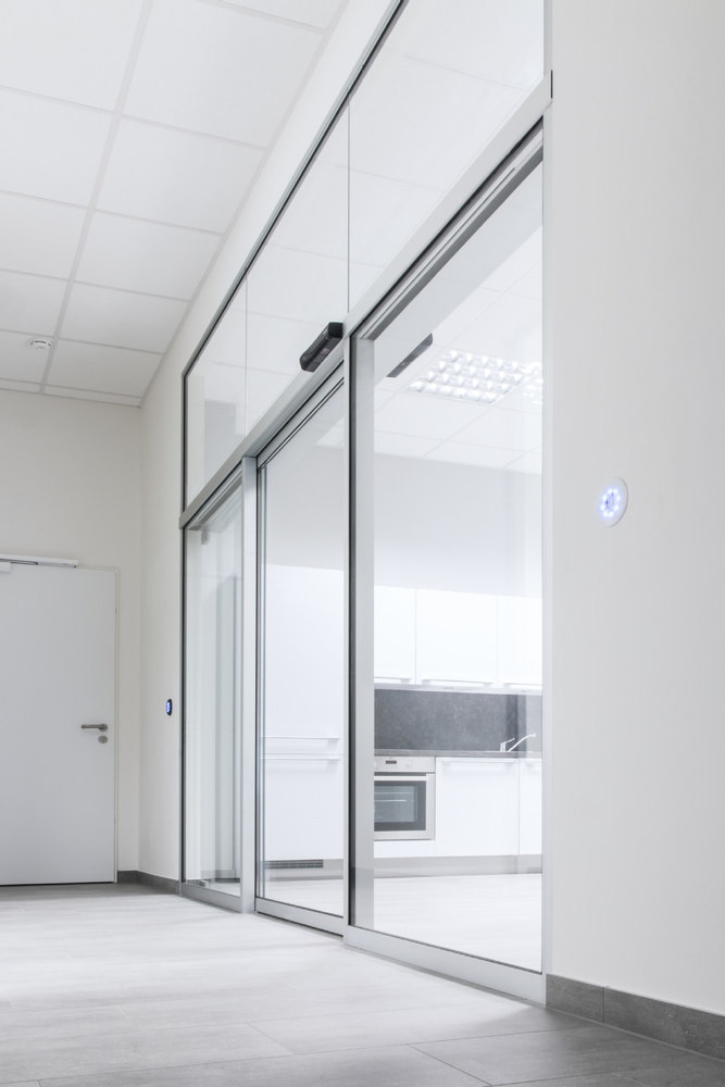 Glaswand, Schiebetüren, Büroinnere, Küche sichtbar, modern