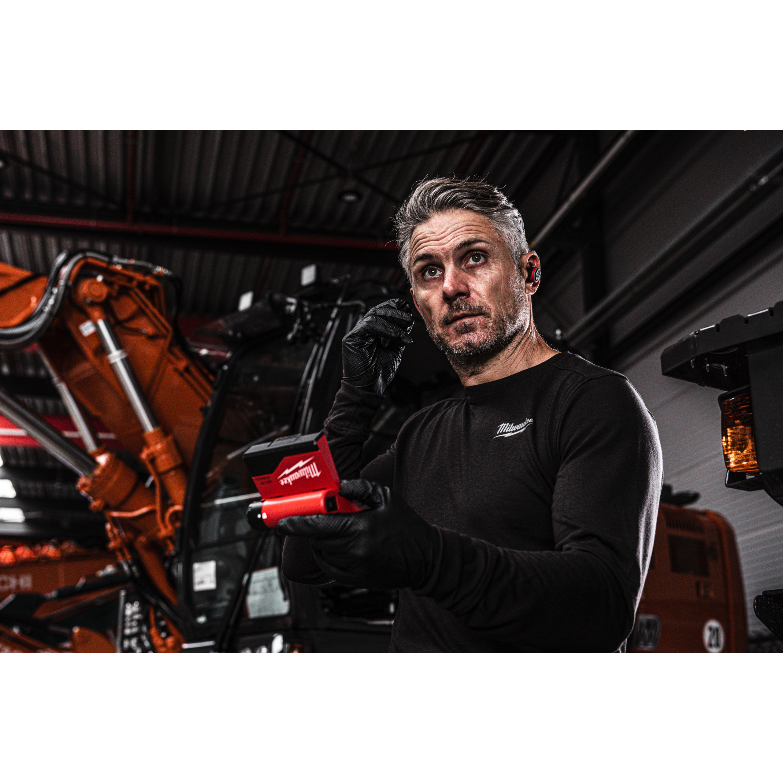 Milwaukee USB Bluetooth Kopfhörer Gehörschutz inkl. L4B3 RED LITHIUM Akku u. Ladekabel L4RLEPB-301