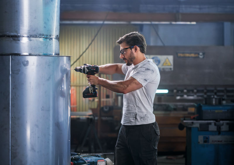 Anwendungsbild, bohrmaschine, hobbywerkzeug, werkstatt, metallbearbeitung, mann