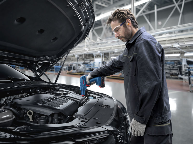 Anwendungsbild, auto-werkzeug, auto-reparatur, motorraum, service-werkstatt, handwerkzeug