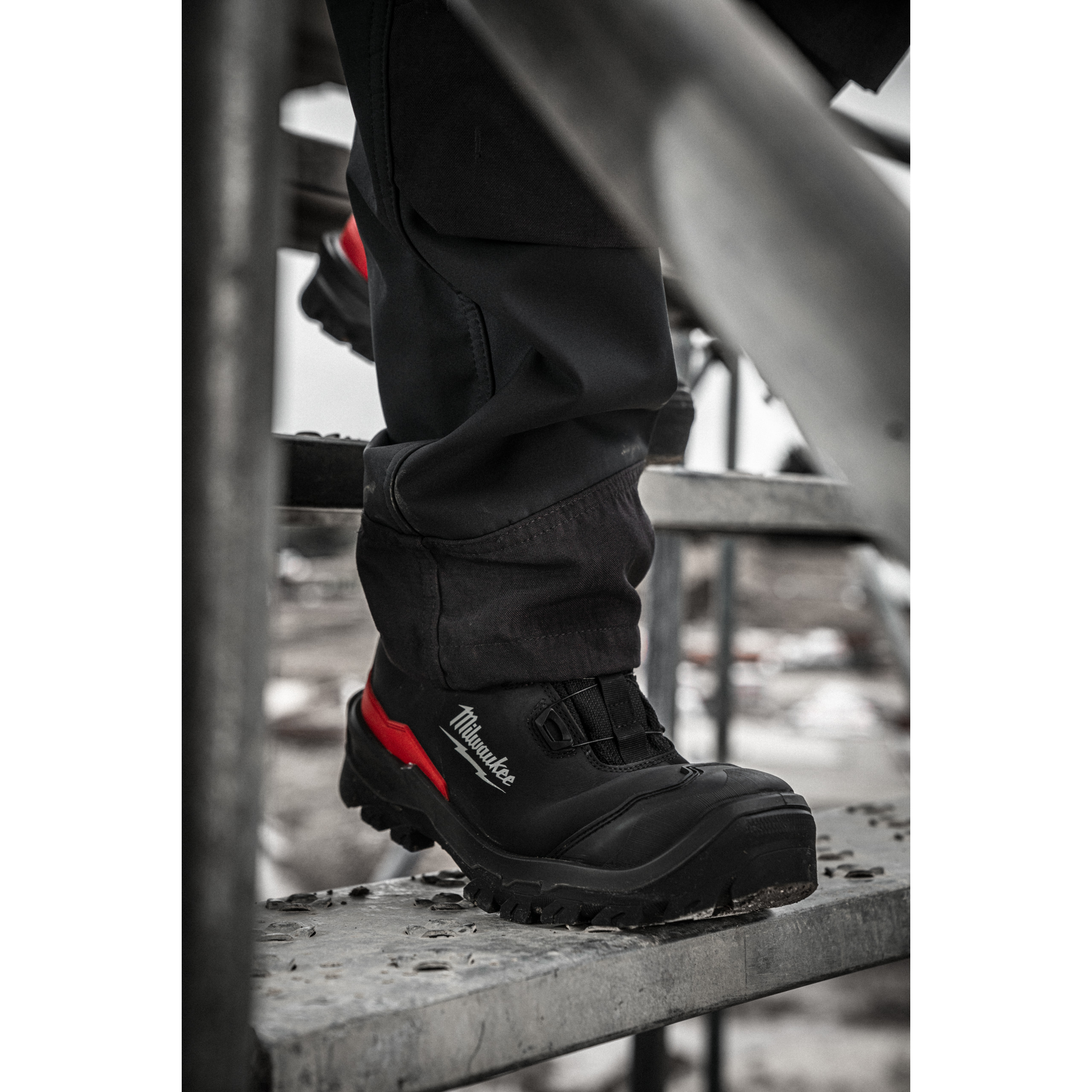 Milwaukee Sicherheits-Halbschuh BOA Größe 42 ARMOURTRED S3S weit Mikrofaser schwarz