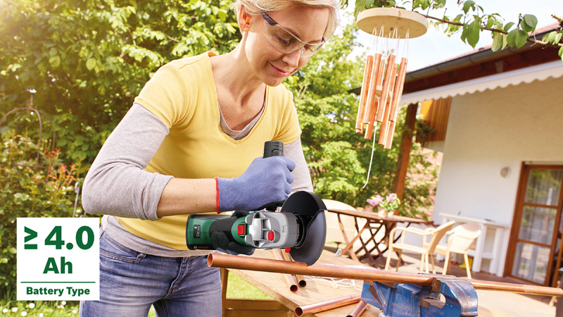 Bosch Akku-Säge mit NanoBlade-Technologie UniversalCut 18V-65, Ladegerät AL 18V-20