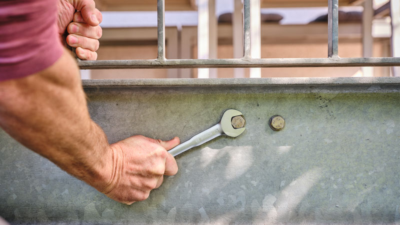 Anwendungsbild, Schraubenschlüssel, Ratsche, Metalloberfläche, Bolzen, Handwerk