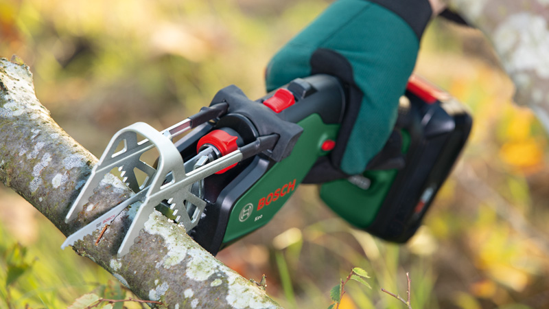 Bosch Akku-Heckenschere UniversalHedgeCut 18V-50, 1 Akku 18V 2,5Ah und Ladegerät