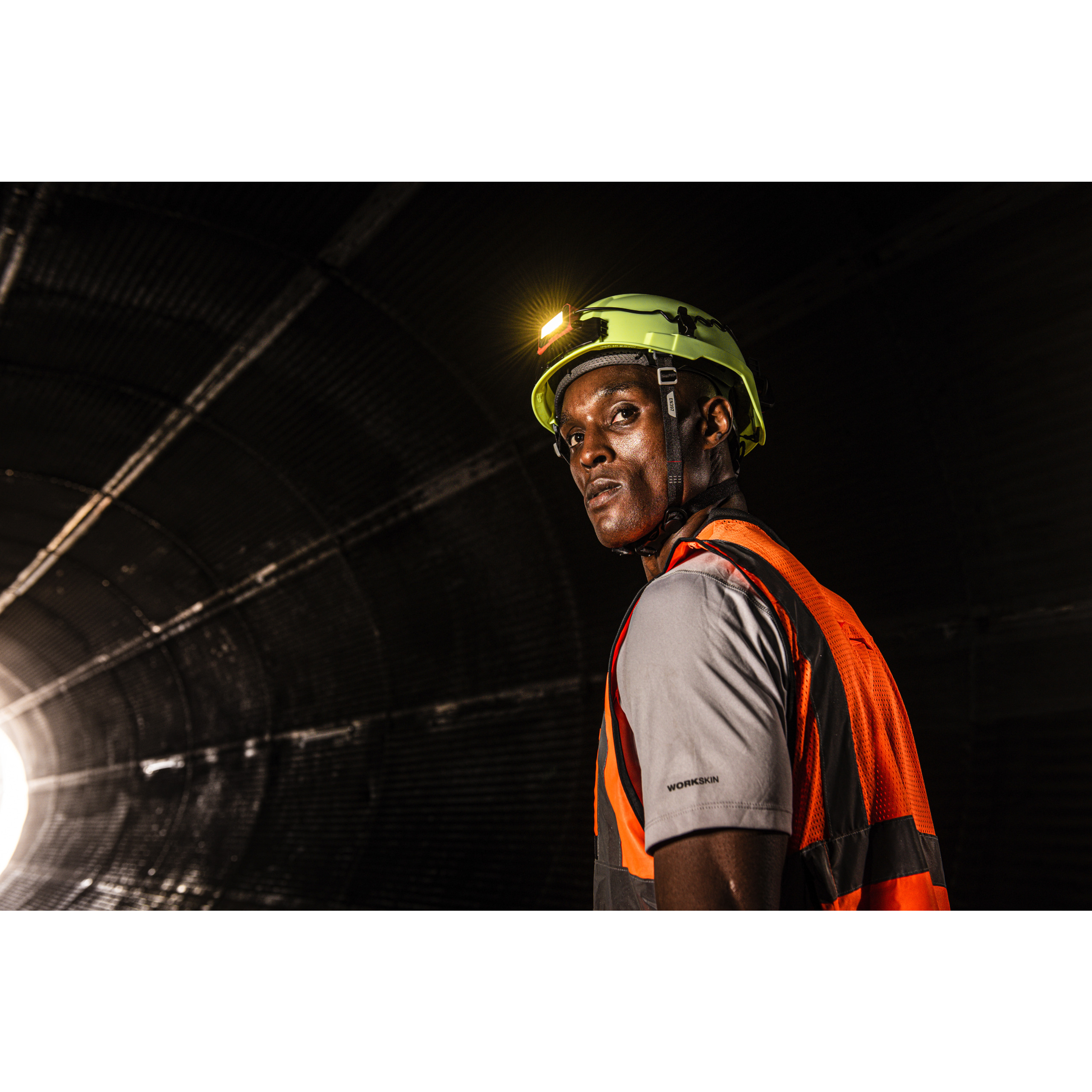 Milwaukee USB-Akku-Stirnlampe USB-Akku-Helmlampe L4BOLTHL-301